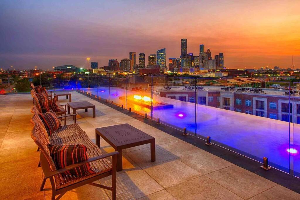 شقة هيوستن  في Downtown Living 1Br W/ Free Parking Garage المظهر الخارجي الصورة